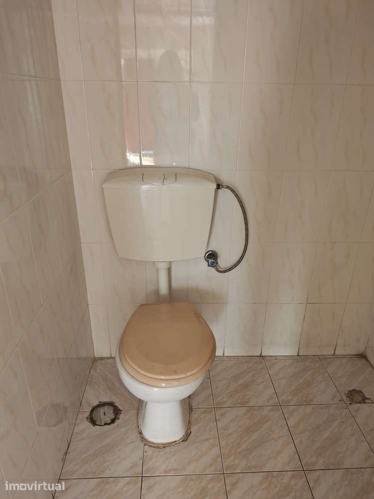 No Pinhal de Marrocos,  garagem com WC com saída para Rua - Grande imagem: 4/5