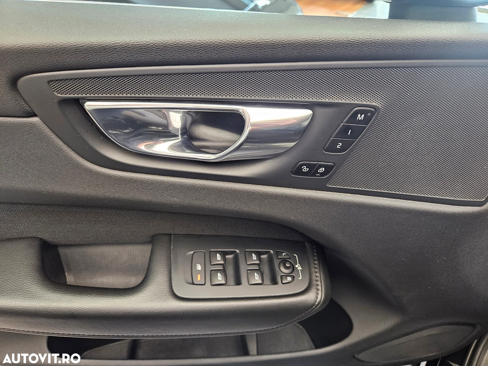 Volvo XC 60 B4 MHEV AT8 FWD Momentum Pro - 15
