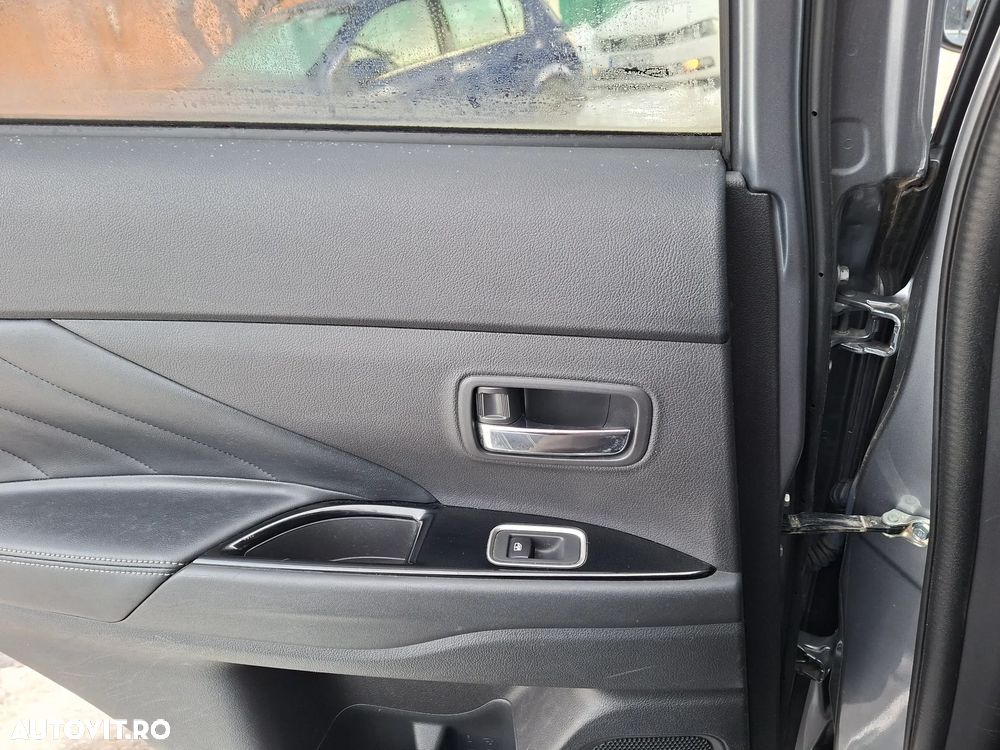 Mitsubishi Outlander 2.0 4WD Top - 25