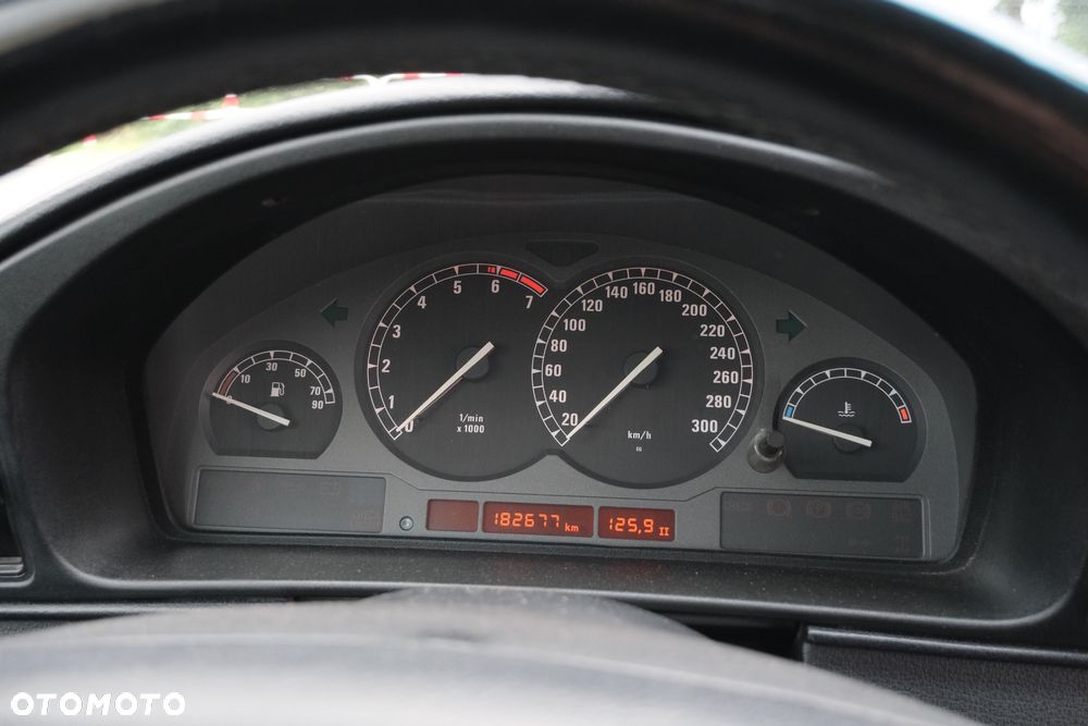 BMW Seria 8 - 26