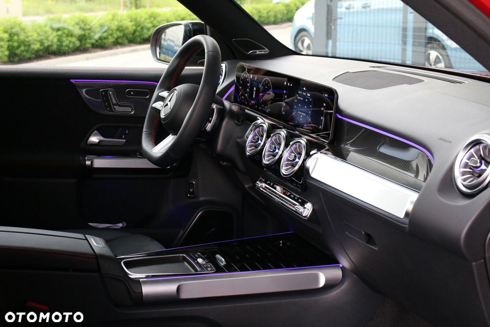Mercedes-Benz GLB - 32