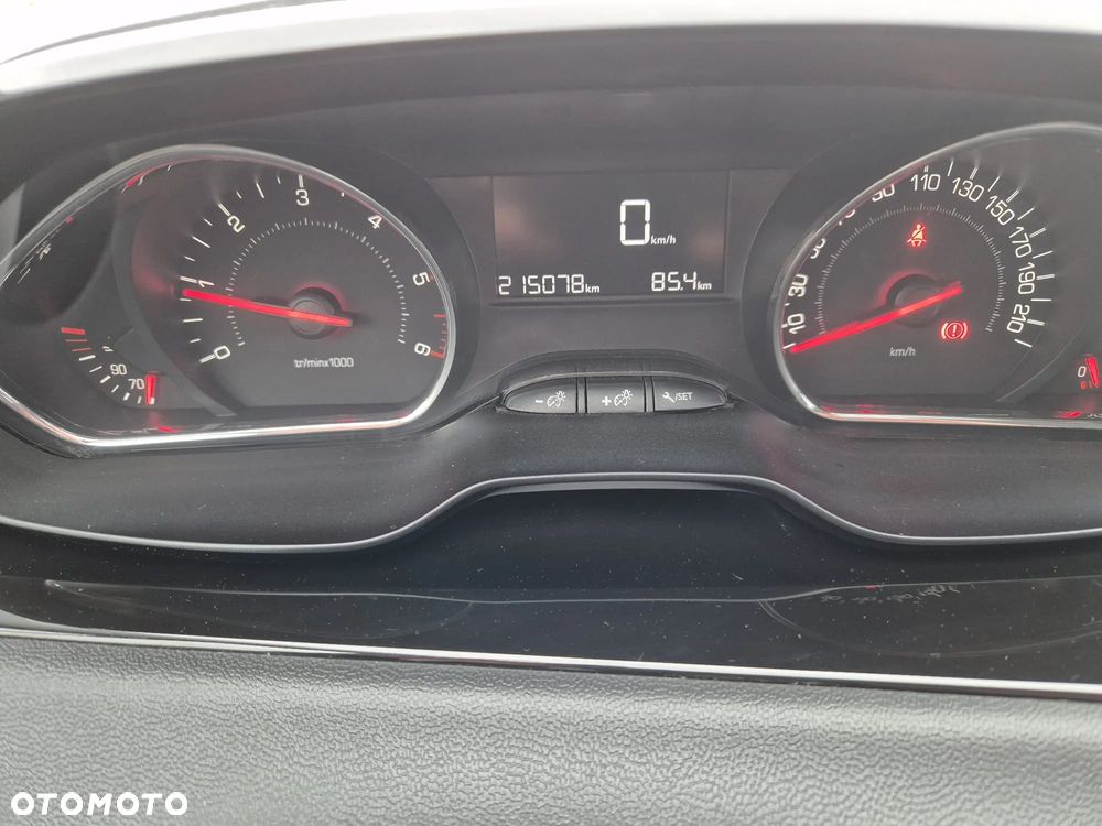 Peugeot 208 - 12