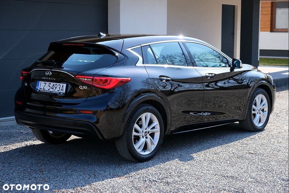 Infiniti Q30 - 11