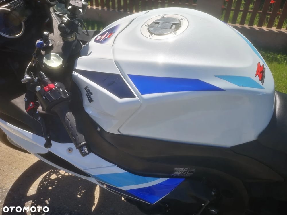 Suzuki GSR - 2
