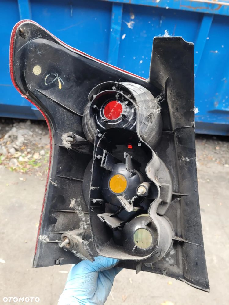 lampa tylna Toyota Avensis prawa - 4