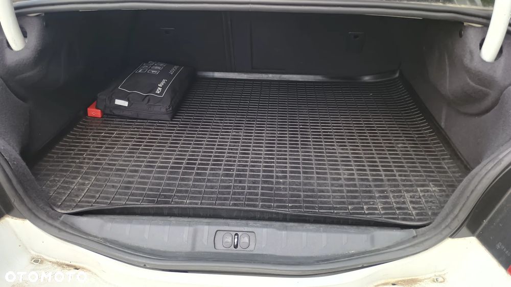 Peugeot 508 RXH Hybrid4 - 15