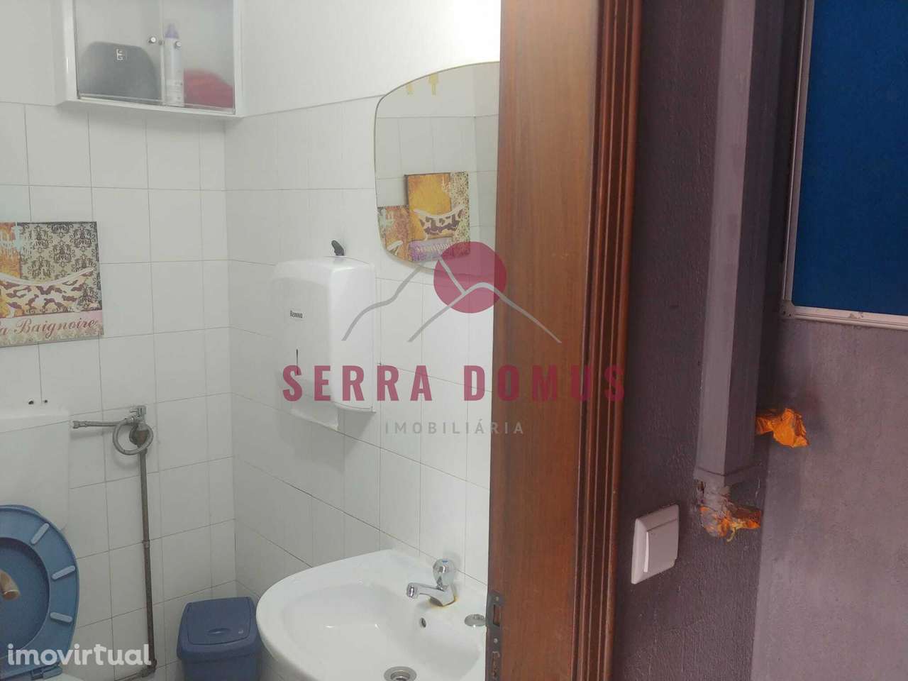 Trespasse de Loja localizada perto Centro de saúde Rio de Mouro - Grande imagem: 2/7