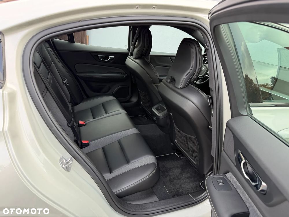 Volvo S60 B4 B R-Design - 11