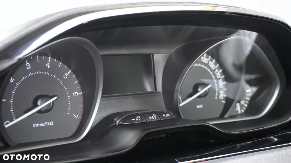 Peugeot 208 - 13