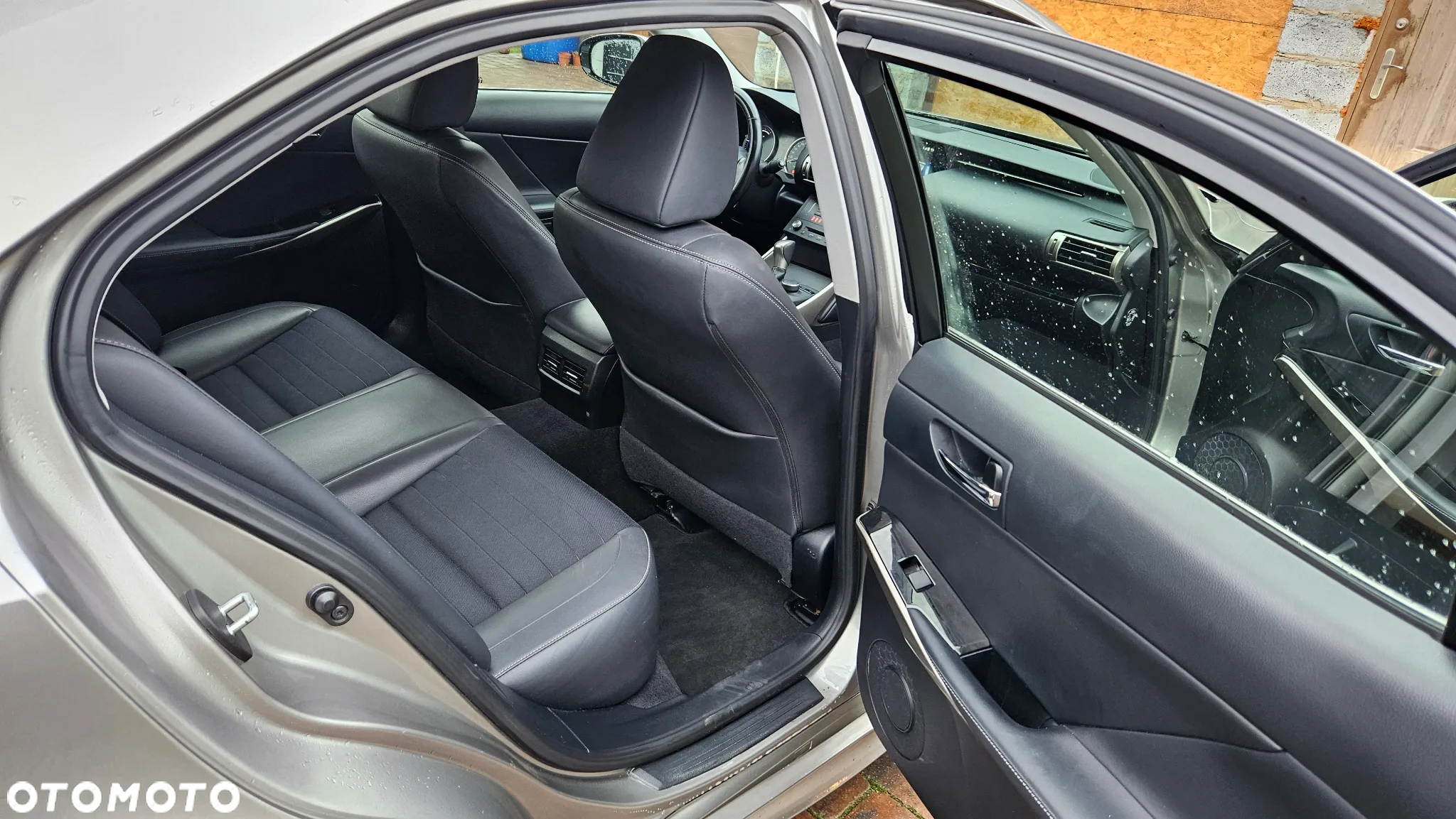 Lexus IS 300h - 19