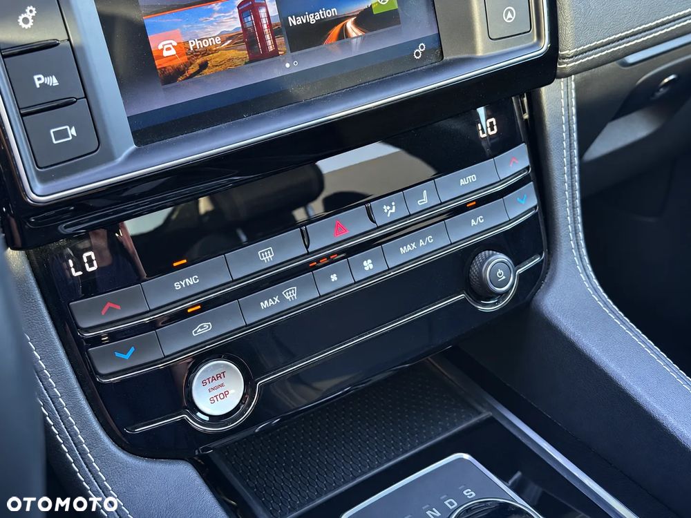Jaguar F-Pace 30t AWD R-Sport - 18