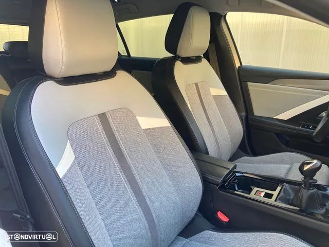 Opel Astra 1.2 T GS - 33