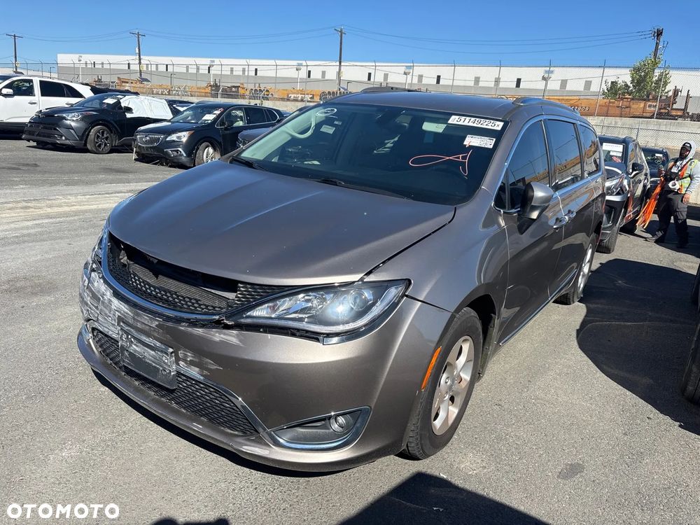 Chrysler Pacifica - 1