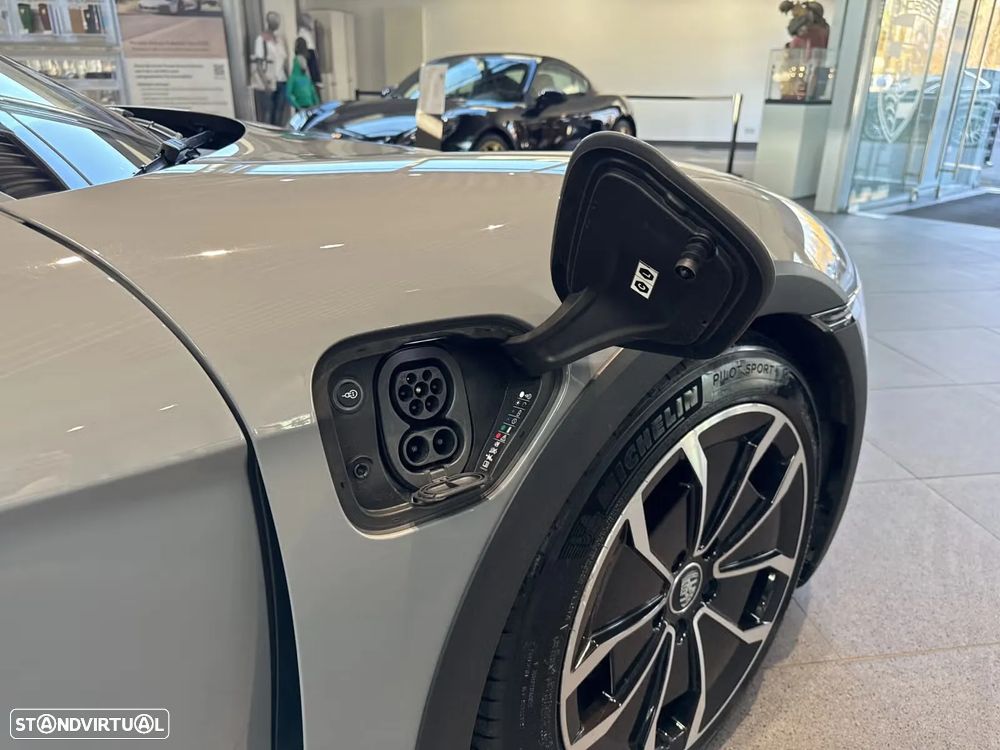 Porsche Taycan Cross Turismo 4S - 36