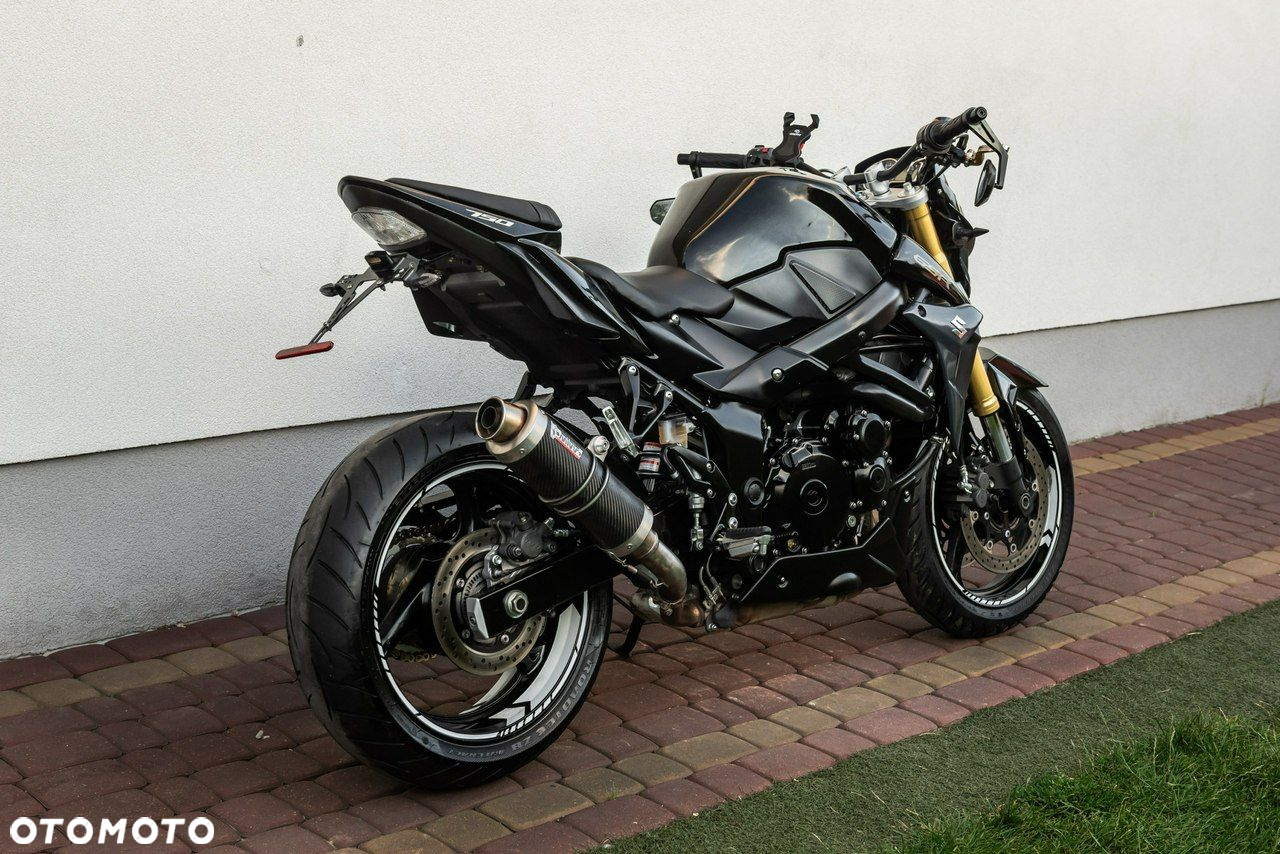 Suzuki GSR - 3