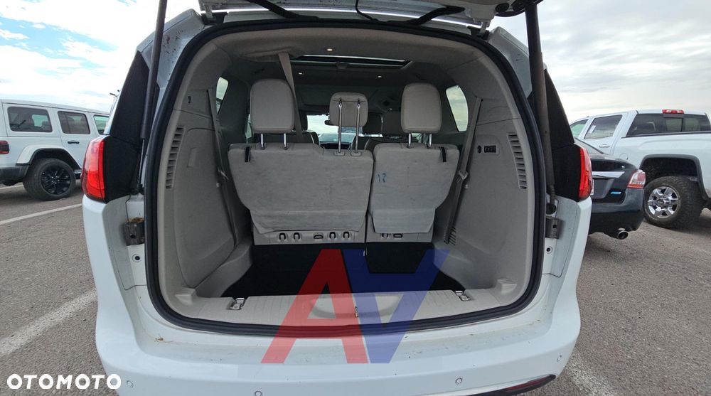 Chrysler Pacifica - 12