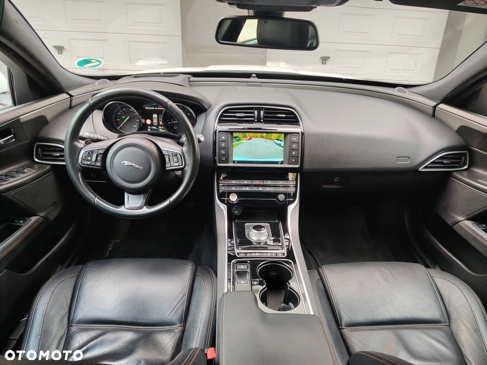 Jaguar XE 2.0 D Portfolio - 8