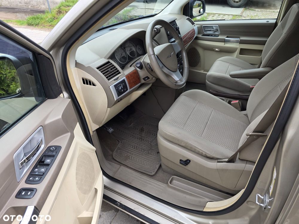 Chrysler Town & Country - 8