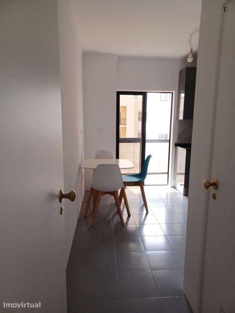 Quarto - localizado em Almada Lisbon - Grande imagem: 4/6