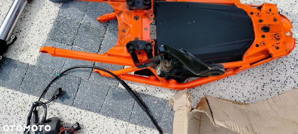 KTM DUKE 125 KOŁO FELGA OWIEWKA LAGI STELAZ OGON ZADUPEK SIEDZENIE 2022 - 18