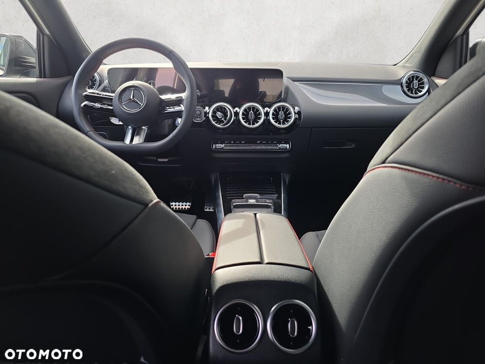 Mercedes-Benz GLA - 13