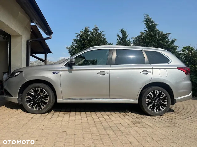 Mitsubishi Outlander 2.0 4WD Plug-In Hybrid - 11