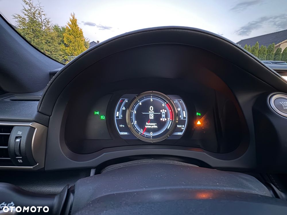 Lexus RC 200t / 300 F Sport - 31