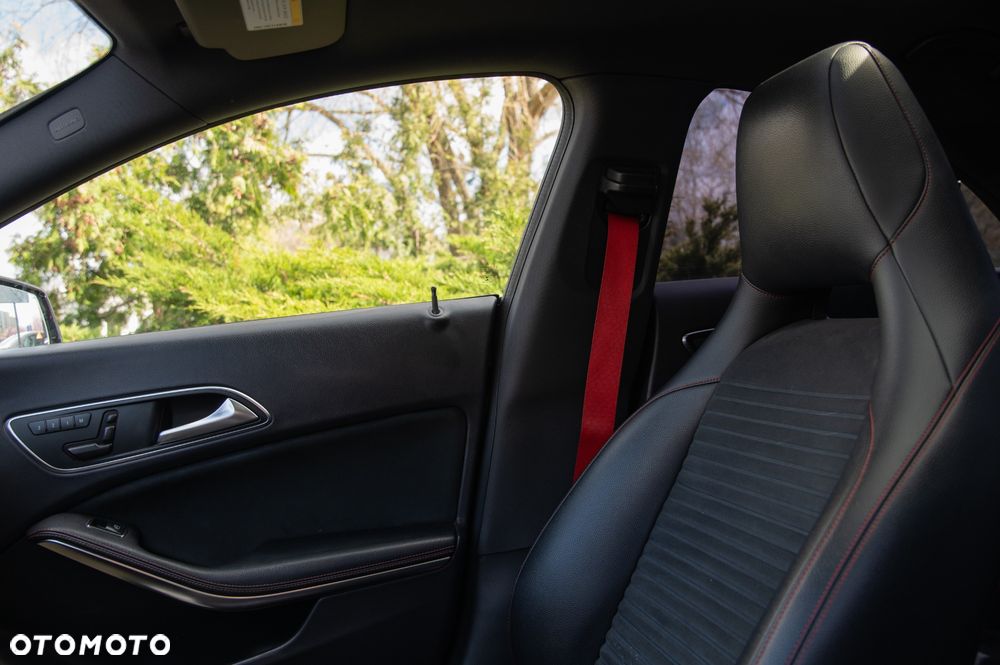 Mercedes-Benz CLA 45 AMG 4-Matic - 14