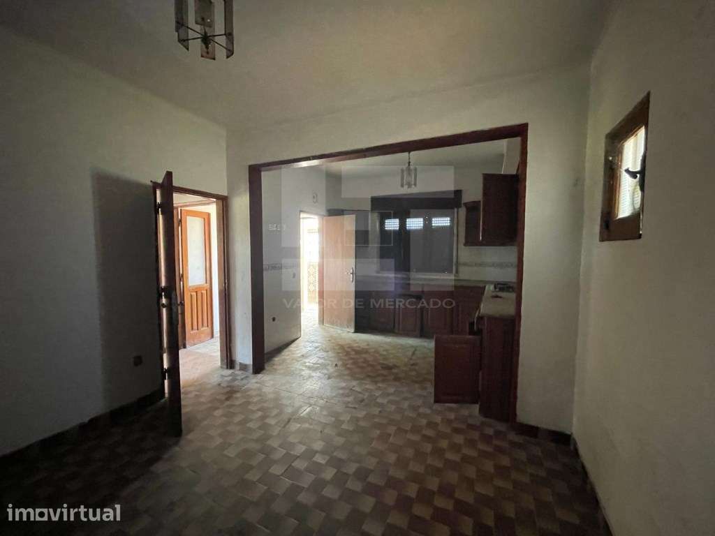 Moradia de 2 pisos, anexos e logradouro com área total de 1.755m2. - Grande imagem: 4/23