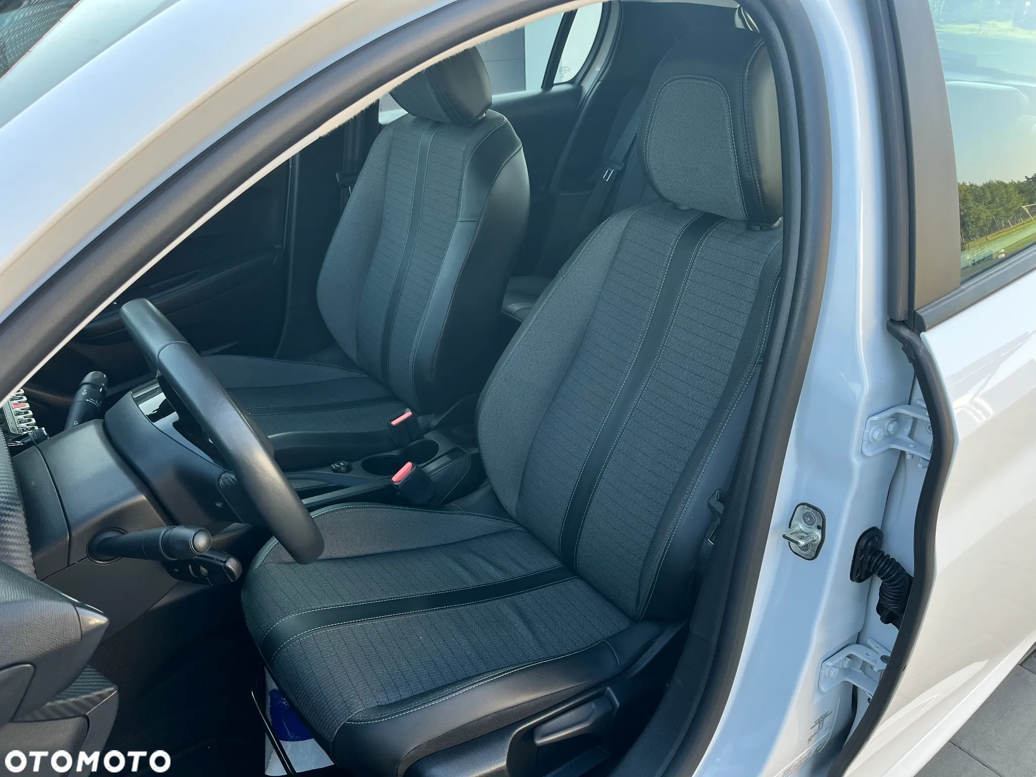 Peugeot 208 - 11