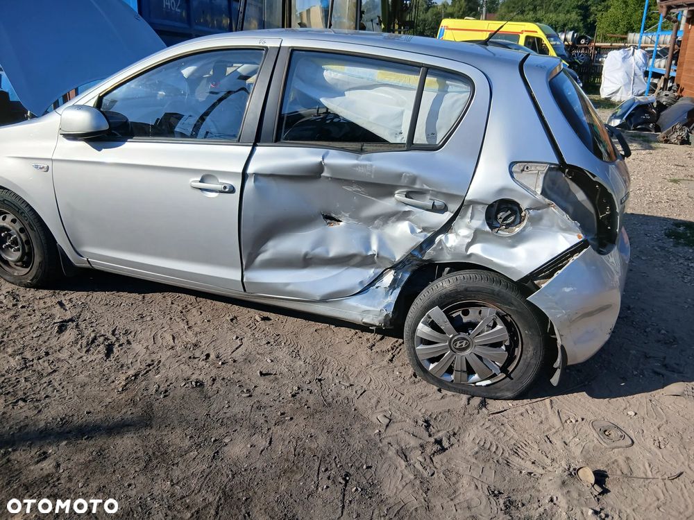 Hyundai I20 08- 1.2 B G4la SIlnik skrzynia  drzwi zderzak maska błotnik klapa  lakier FG - 7