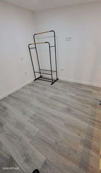 Arrendo estudio  T0 duplex com cozinha equipada e contas incluidas - Grande imagem: 5/12