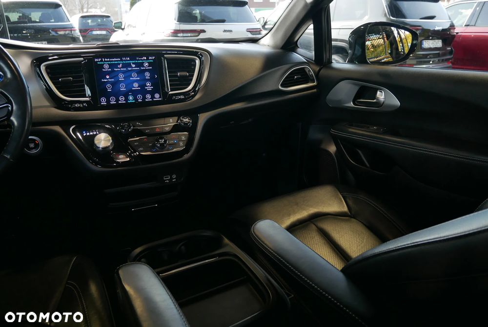 Chrysler Pacifica - 16