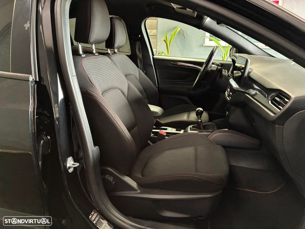 Ford Focus 1.0 EcoBoost MHEV ST-Line X - 36