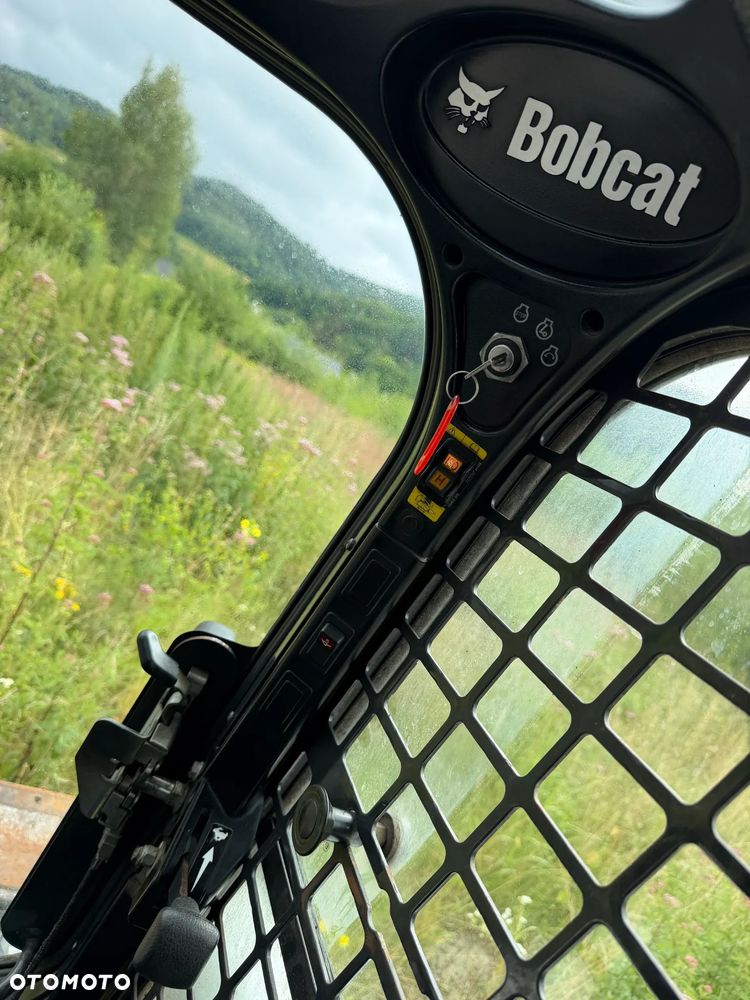 Bobcat S530. Ładowarka 4x4 wózek terenowy. Łyżka. Pełne sterowanie z dżojstika jazda i praca. Aktualne serwisy DEKRA 2026r. Silnik Kubota 4cyl 55km. Maszyna Jak Nowa z Salonu! Pochodzi z Norweskiego Gospodarstwa! 2020 rok 1724 mtg! Zero luzów i wycieków. Bardzo mocna i wydajna maszyna o małych gabarytach! Idealna do stajni oraz Budownictwa. OKAZJA TANIO 3 wyjścia Hydrauliczne pod urządzenia!! Wszystkie opony jak nowe .Kabina ogrzewana pełne szkło + drzwi. Po serwisach. Potężna moc. OKAZJA - 37