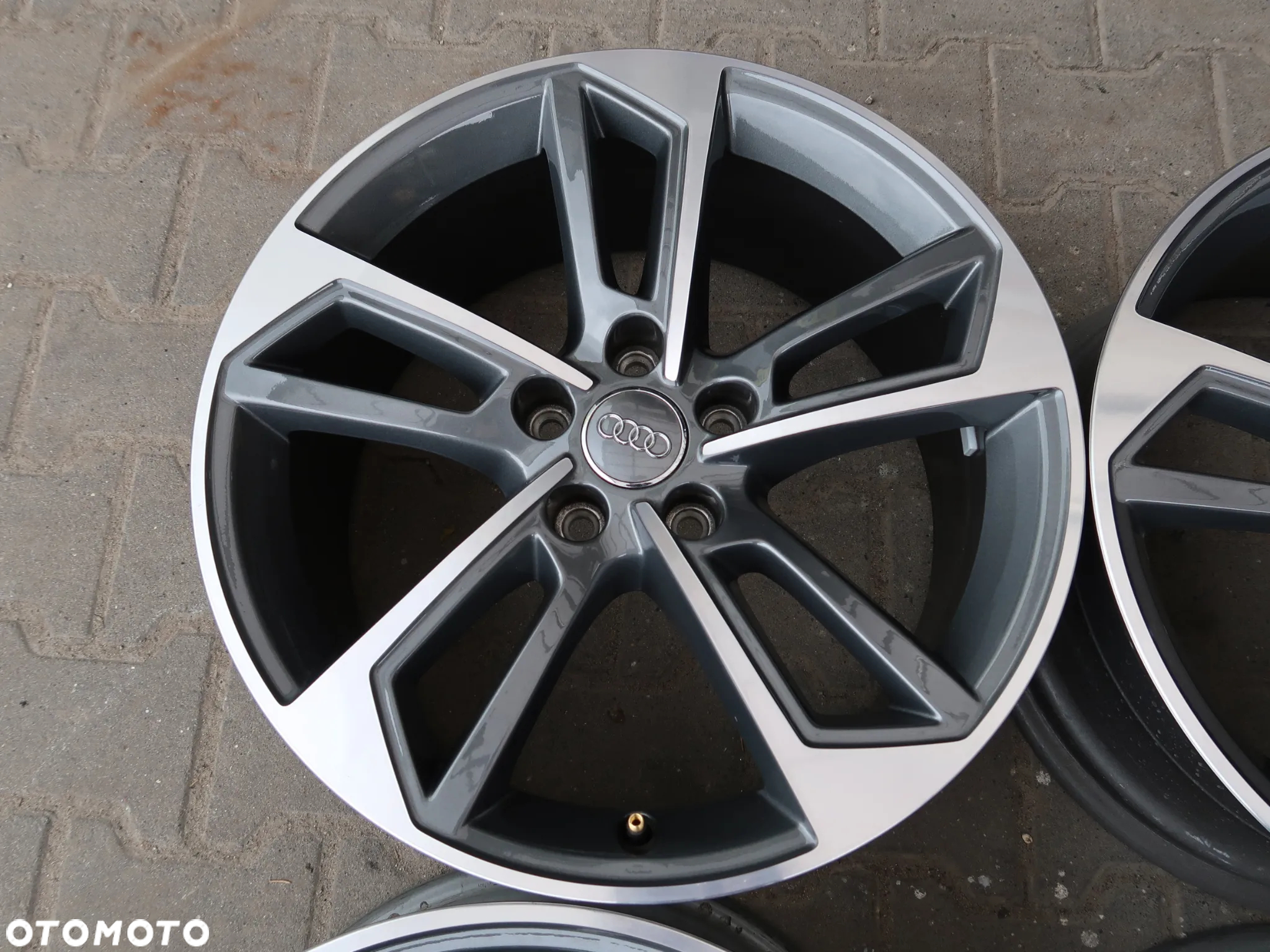 Oryginalne Felgi Aluminiowe Audi A4 8W0 - 5