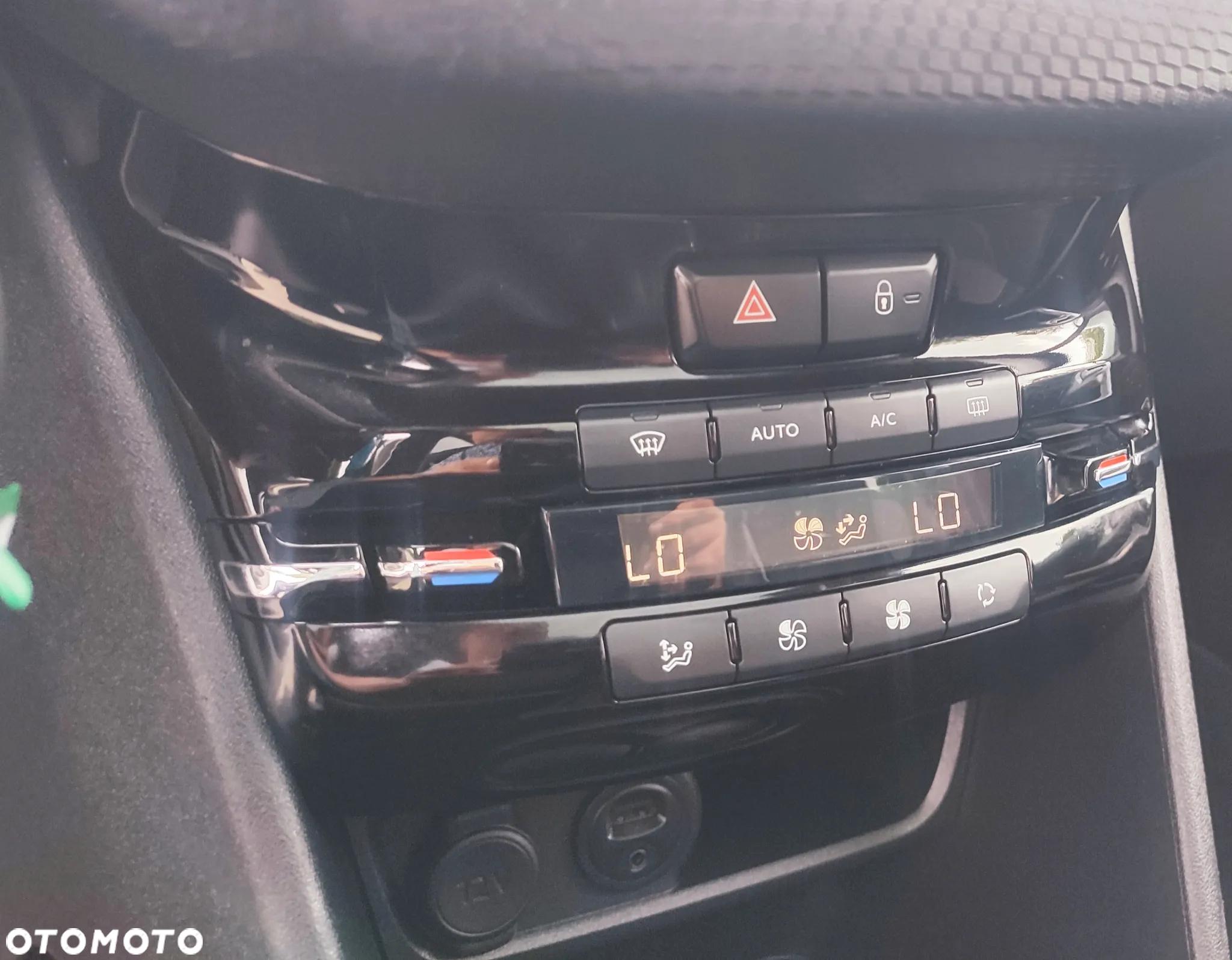 Peugeot 2008 1.6 BlueHDi Allure S&S - 31