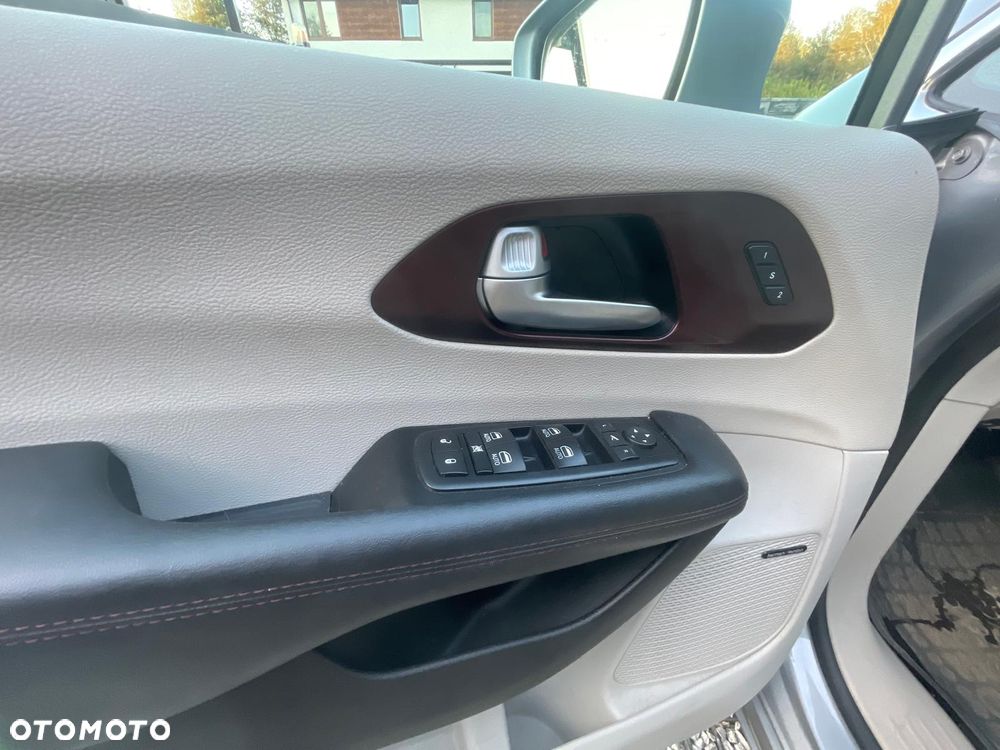 Chrysler Pacifica - 11
