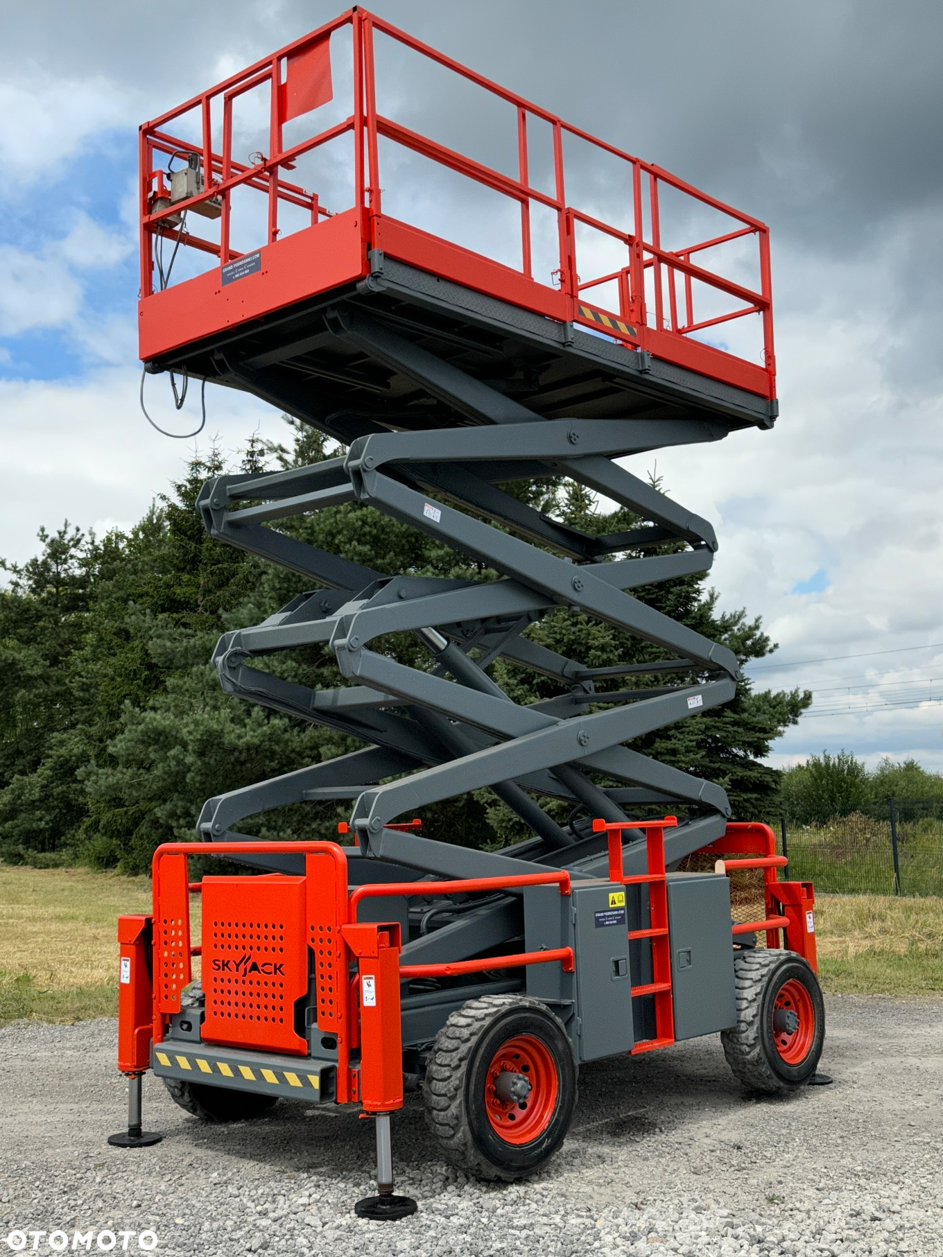 Skyjack 9250 4x4 podnośnik nożycowy podest silnik kubota - 4