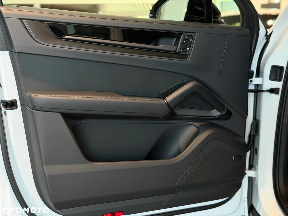 Porsche Cayenne E-Hybrid PHEV Black Edition - 18