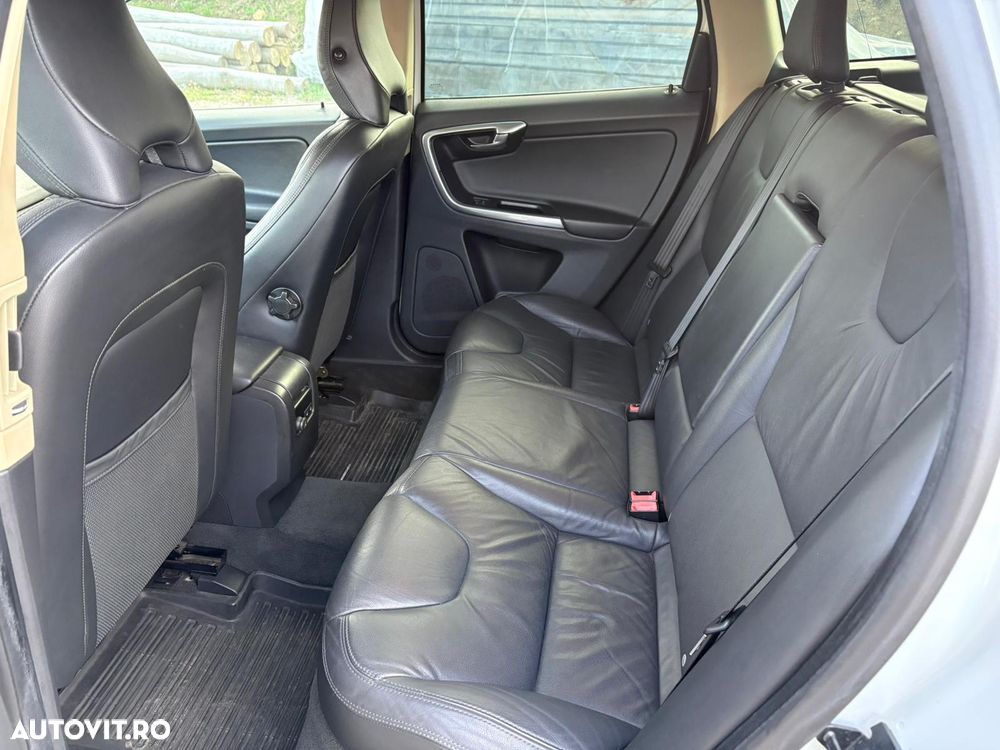 Volvo XC 60 D5 AWD Kinetic - 8