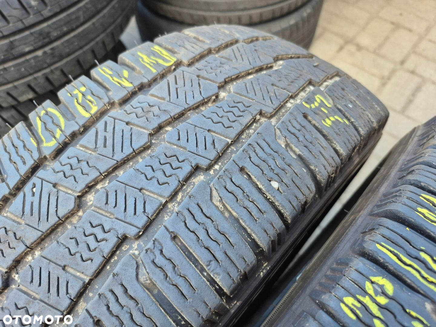 MICHELIN AGILIS ALPIN 215/65R16C 109/107R 24R 4X - 2