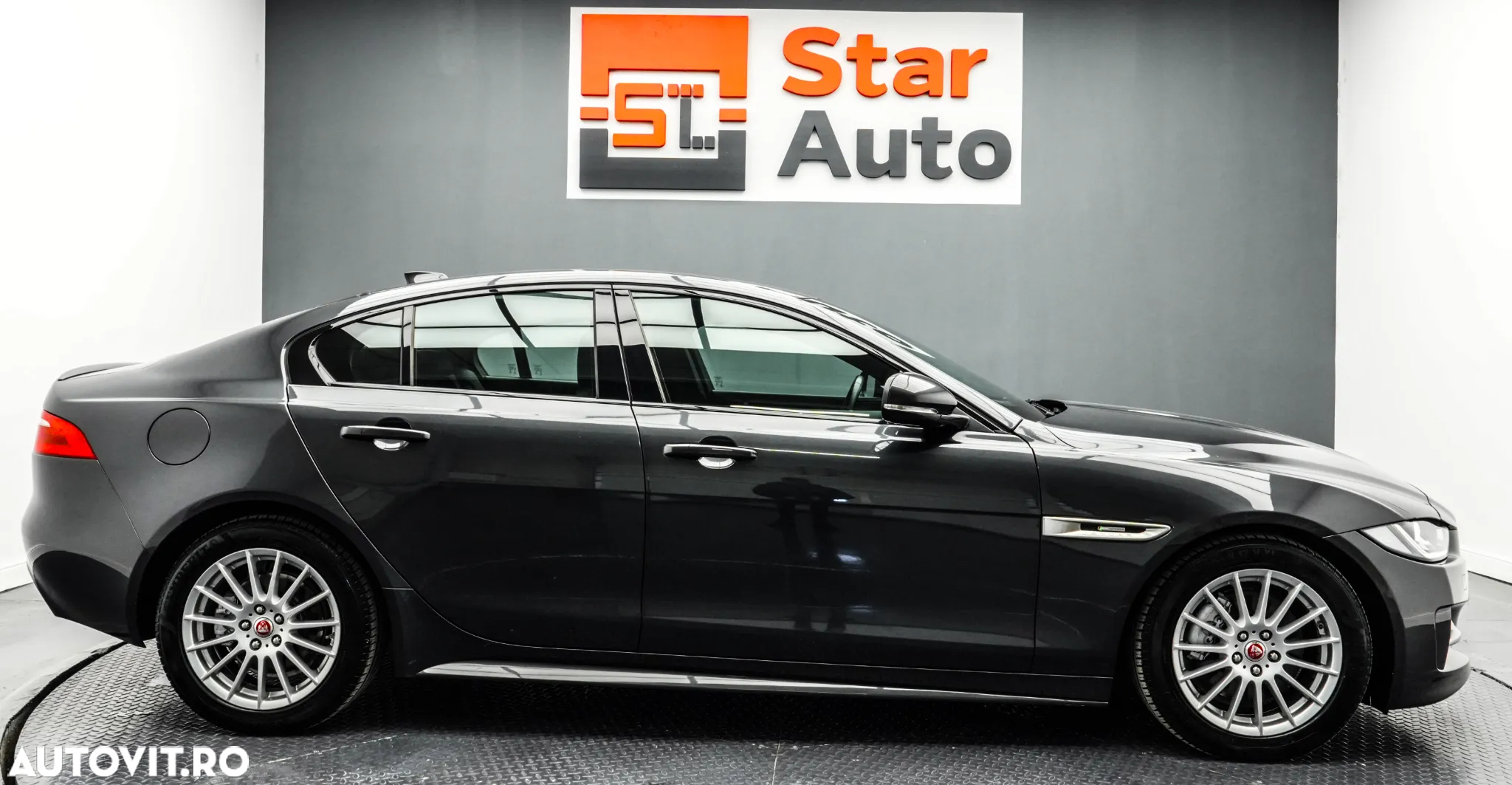 Jaguar XE 2.0 R-Sport - 11