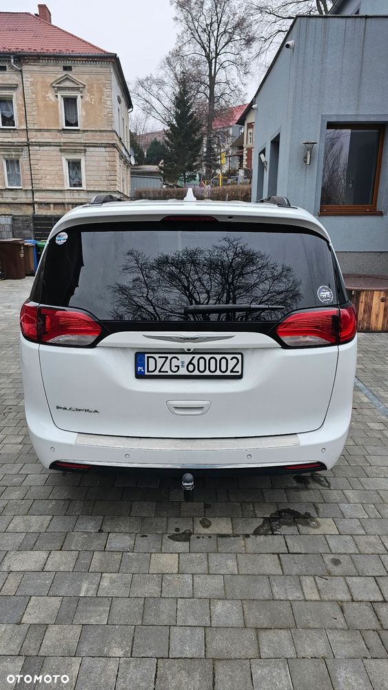Chrysler Pacifica - 4