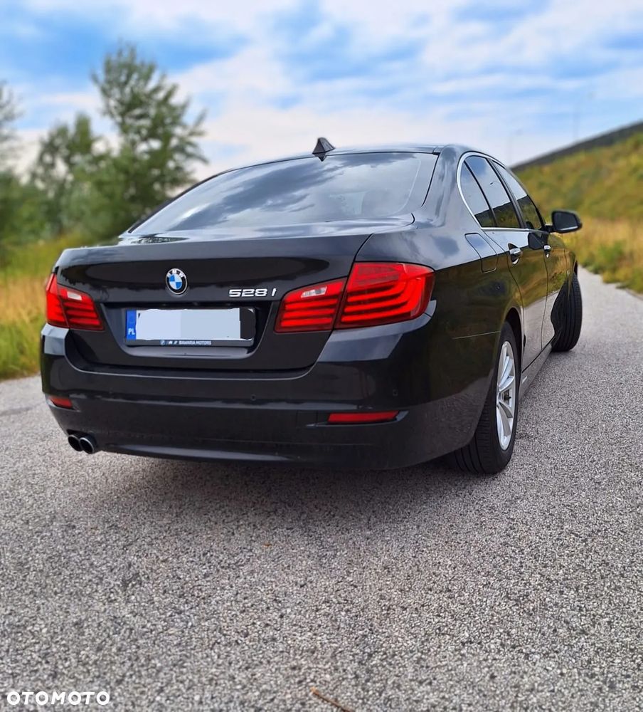 BMW Seria 5 528i Luxury Line - 11