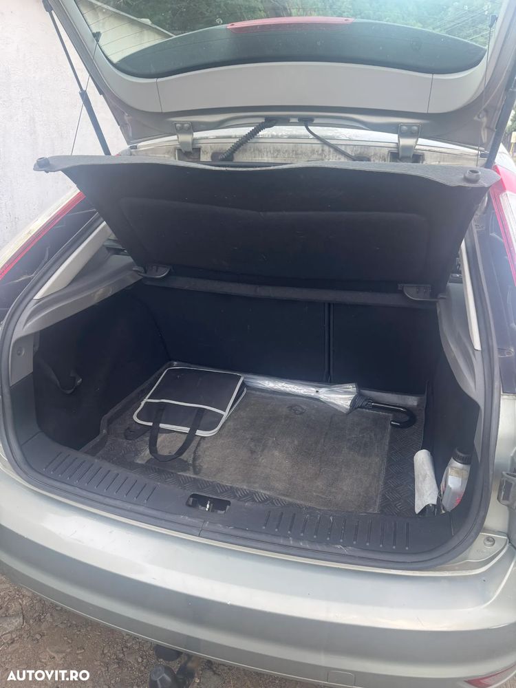 Ford Focus 1.4i Trend - 11