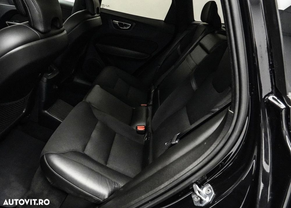 Volvo XC 60 T8 Twin Engine AWD Momentum Pro - 17
