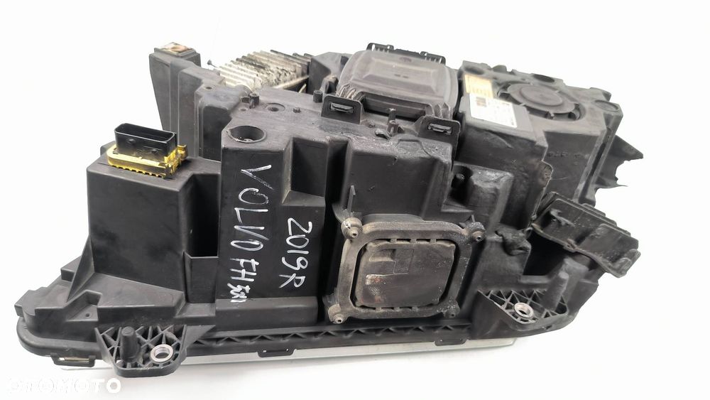 LAMPA LEWA PRZÓD VOLVO FH II FH5 500 22239247 - 5