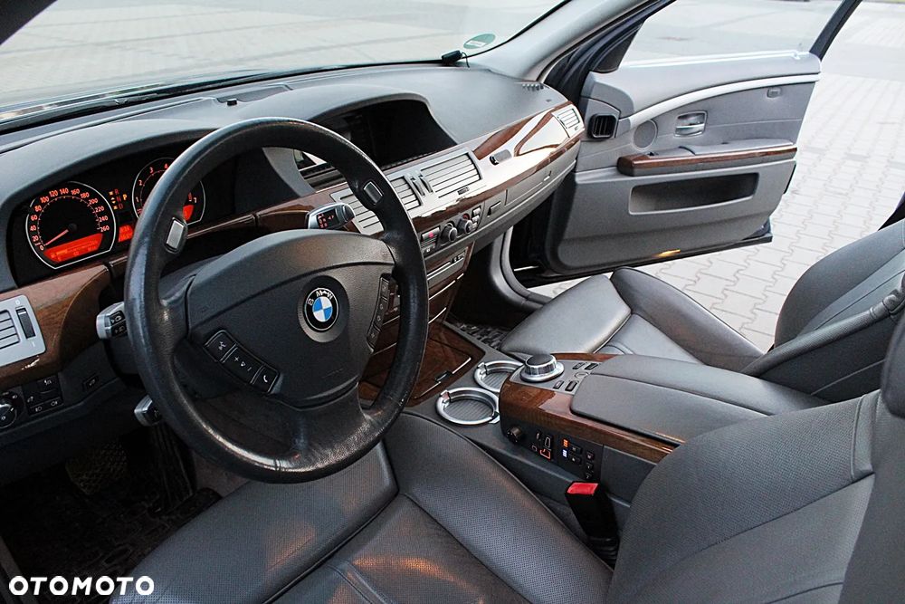 BMW Seria 7 750Li - 32