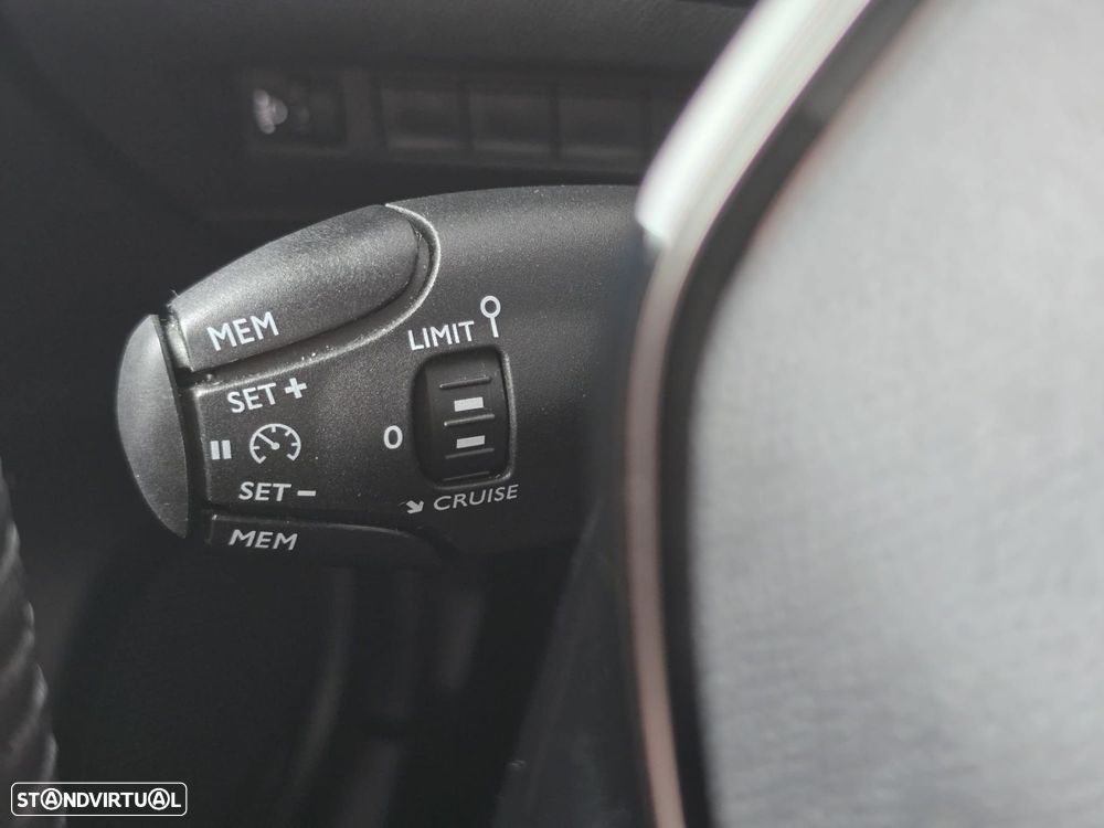 Peugeot 2008 1.2 PureTech Active - 12